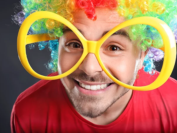 Mann mit Perrücke und Karnevalsbrille 