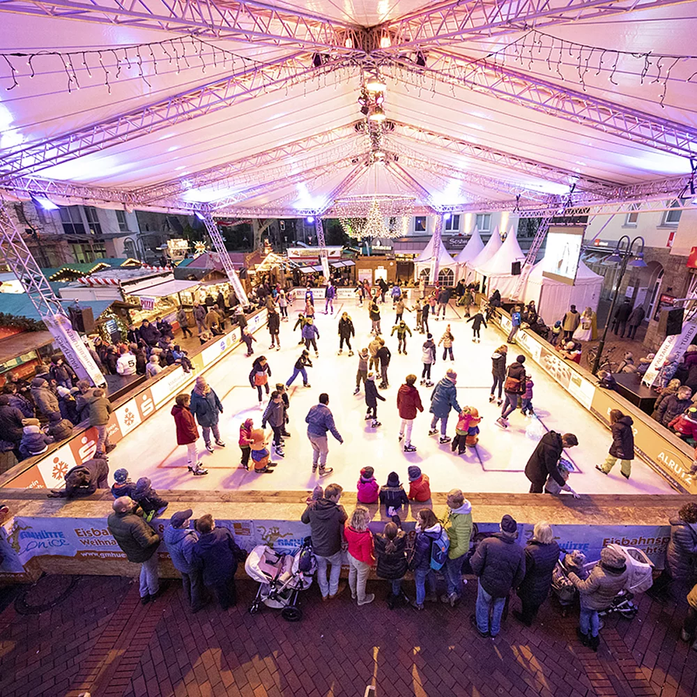 Eisfläche GMHütte on Ice mit Schlittshuhläufern