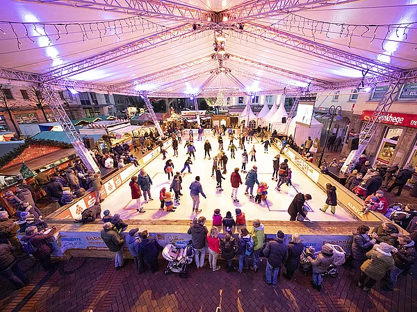 Eisfläche GMHütte on Ice mit Schlittshuhläufern