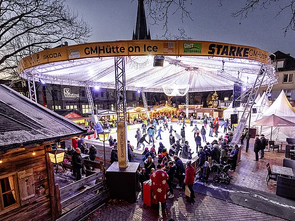 Eisfläche mit Glühweinstand in Gorgsmarienhütte